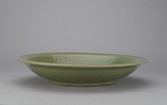 青釉划花折沿盘