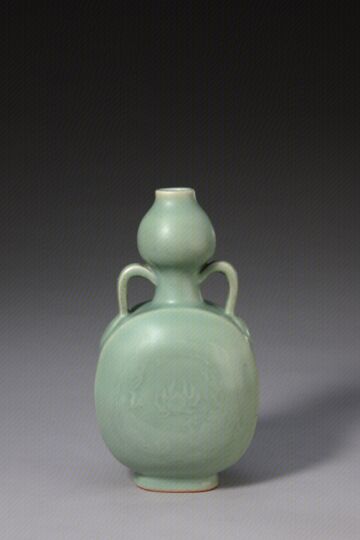 青釉印花龙纹绶带耳扁腹葫芦瓶