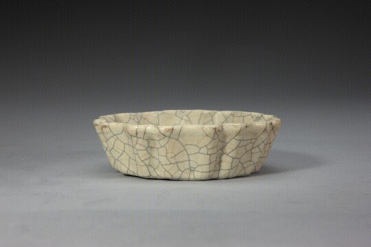 哥窑青釉梅花式洗