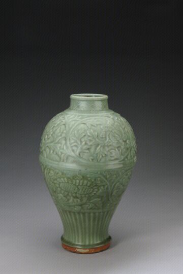 青釉缠枝莲纹梅瓶