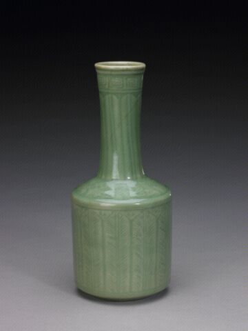 青釉划花蕉叶纹长颈瓶