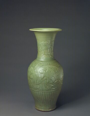 青釉凸花缠枝牡丹纹凤尾尊