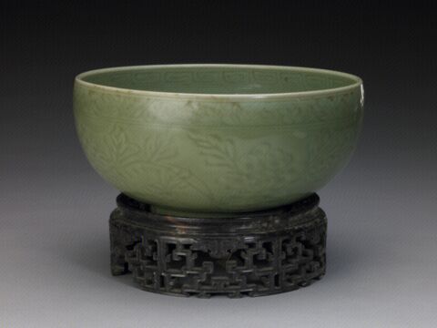 青釉刻划花卉纹碗