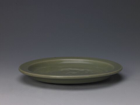 青釉刻花缠枝莲纹盘