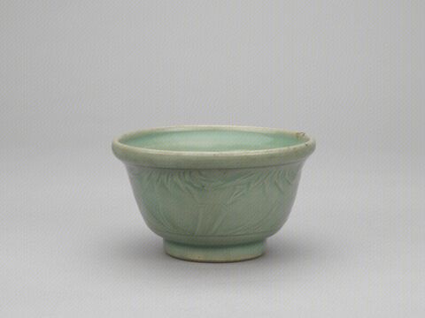 青釉刻划花卉纹碗