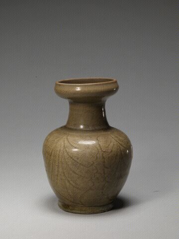 青釉划花盘口瓶