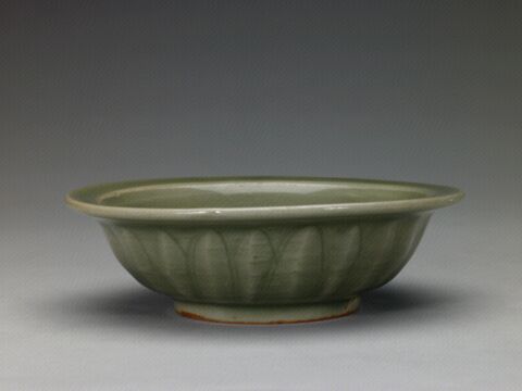 青釉贴塑双鱼纹折沿洗