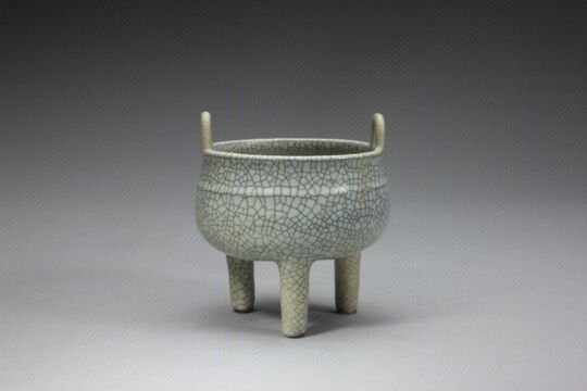 哥窑青釉双耳三足炉