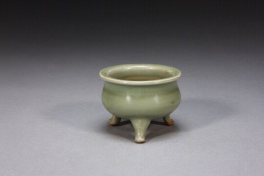 青釉三足炉