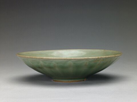 青釉刻莲瓣纹碗