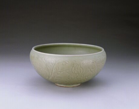 青釉划花缠枝莲纹钵缸