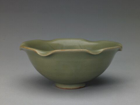 青釉荷叶式碗