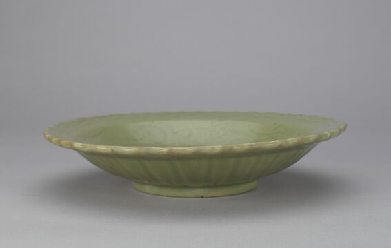 青釉暗划花卉纹花口盘