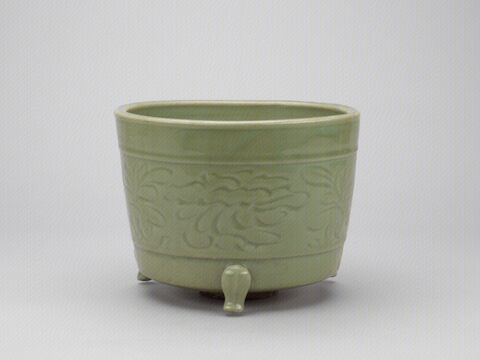 青釉暗刻花卉纹三足筒式炉