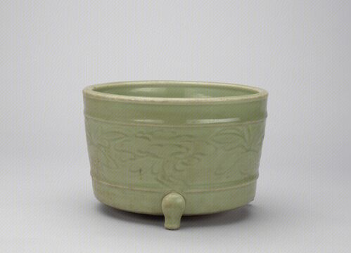 青釉暗刻花卉纹三足筒式炉