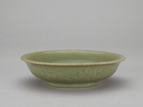 青釉刻牡丹纹盘