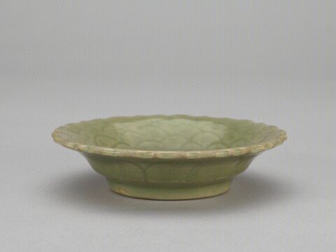 青釉刻水波纹菱花式洗