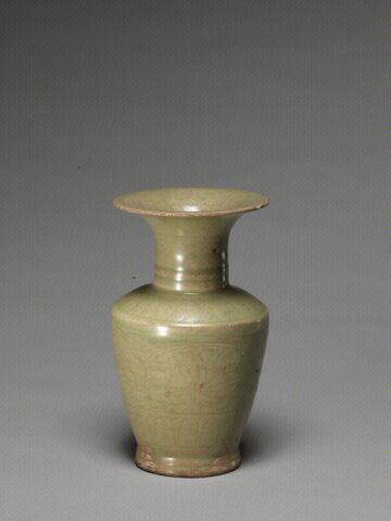 青釉刻缠枝莲纹撇口瓶