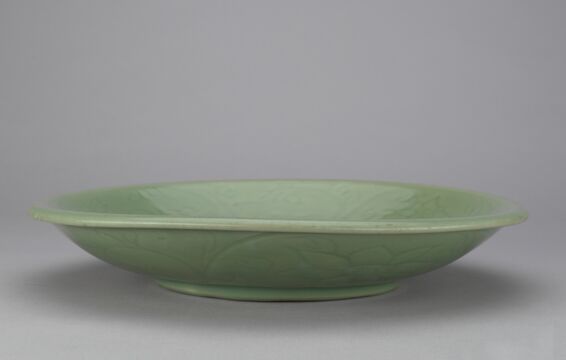 青釉印划花缠枝莲锦纹盘