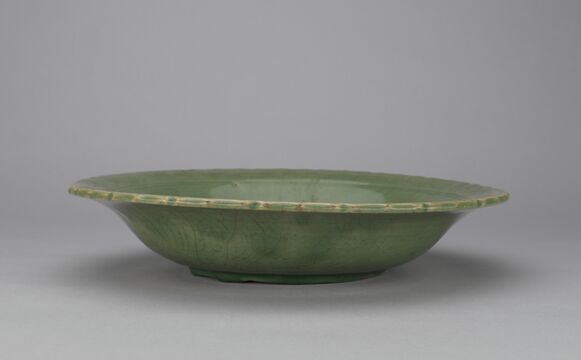 青釉刻花弦纹菊瓣口盘