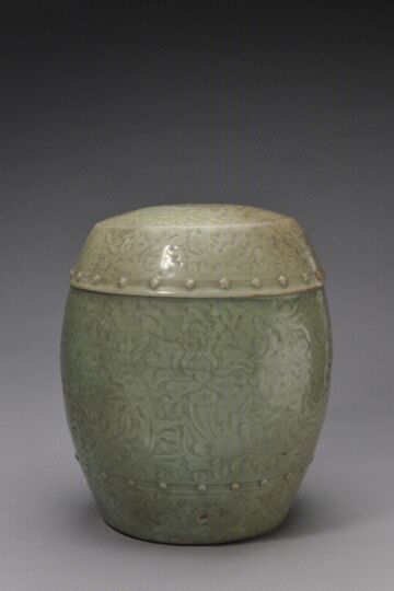 青釉缠枝牡丹纹绣墩