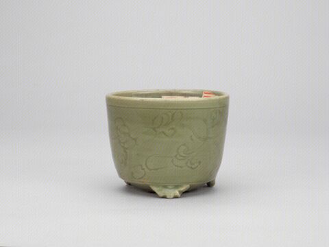 青釉缠枝莲纹三足炉