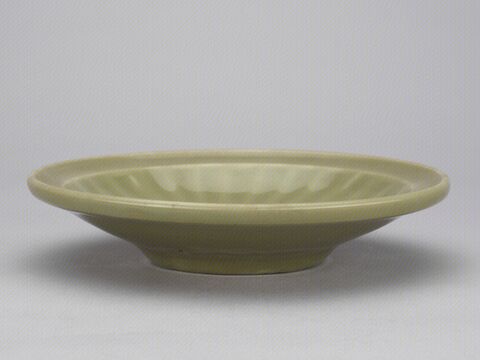 青釉印花牡丹纹菊瓣盘