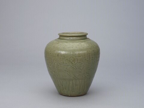青釉刻花缠枝莲纹罐