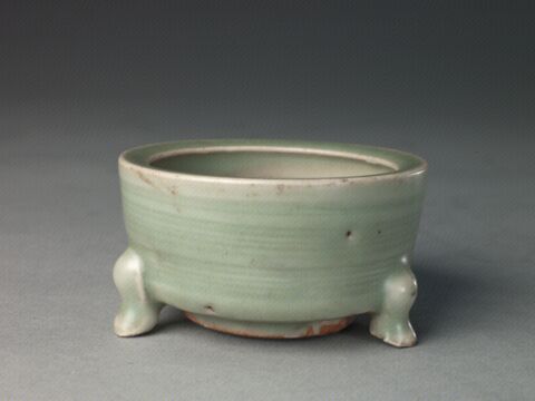 青釉弦纹三足小炉