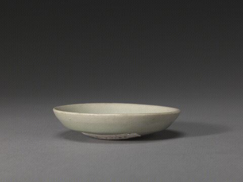 青釉刻鱼纹小碟