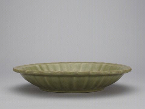 青釉刻花莲花纹葵口盘