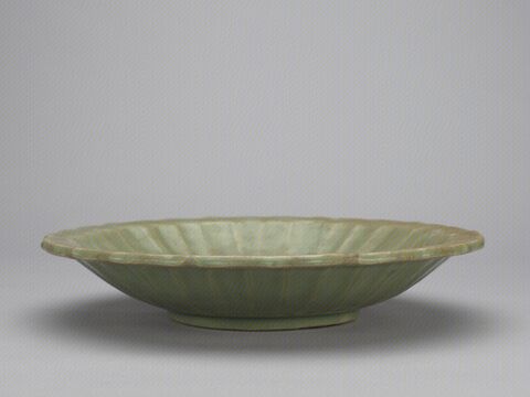 青釉印菊花纹菊瓣盘