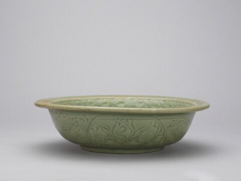 青釉刻水波纹折沿洗