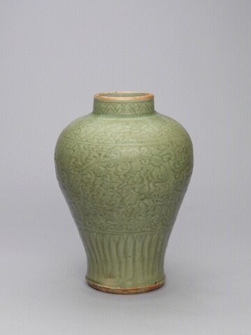 青釉划花缠枝莲纹梅瓶