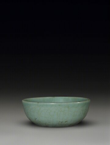 粉青釉印花卧足洗