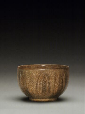 青釉刻菊瓣纹碗