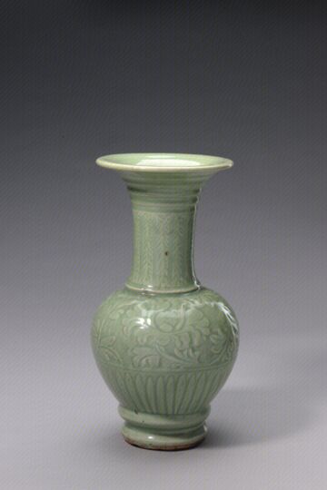 青釉刻花瓶