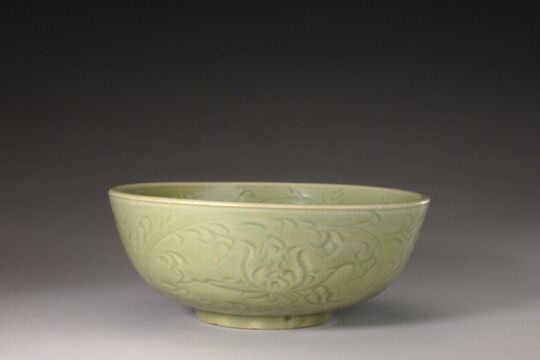 青釉刻花缠枝莲纹碗