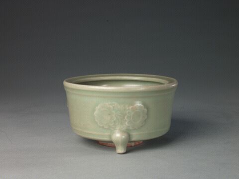 青釉凸花三足炉