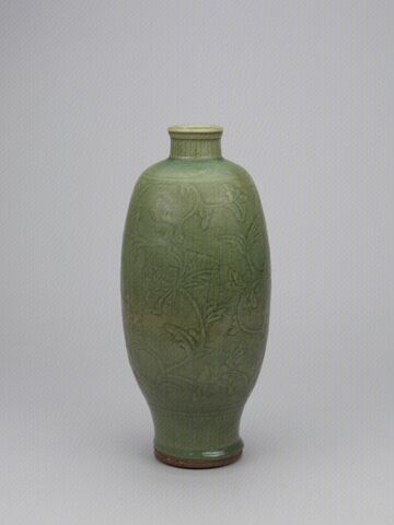 青釉刻花瓶