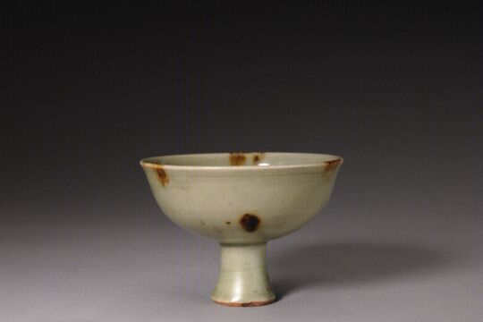 青釉印花褐斑高足碗