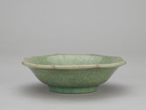 青釉刻花八角盘