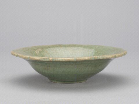 青釉刻朵花纹盘