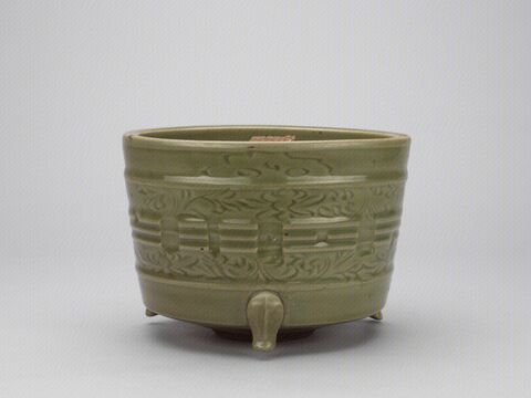 青釉刻花八卦纹三足炉