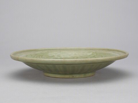 青釉刻花缠枝莲纹菊瓣式折沿盘