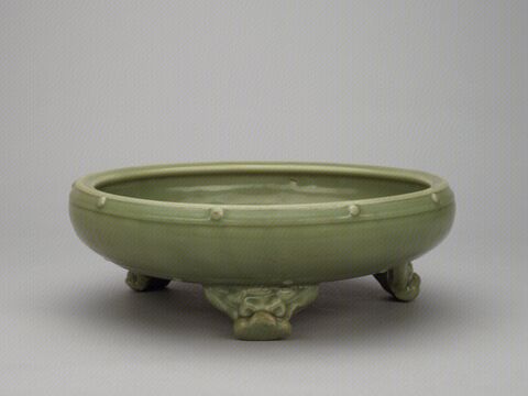 青釉鼓钉三足炉