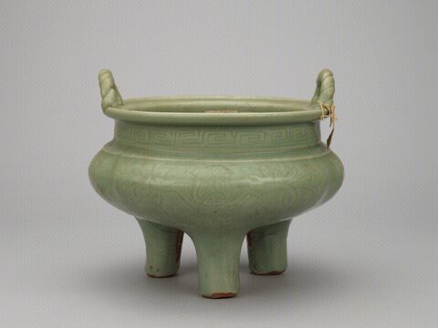 青釉刻花三足炉