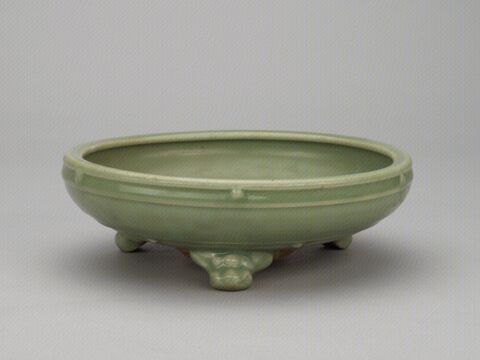 青釉印花鼓钉三足洗