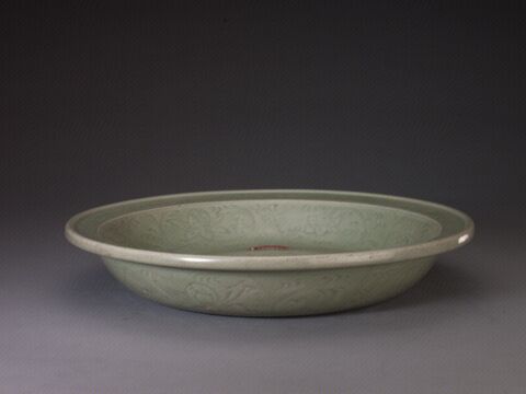 青釉刻花四鱼纹盘