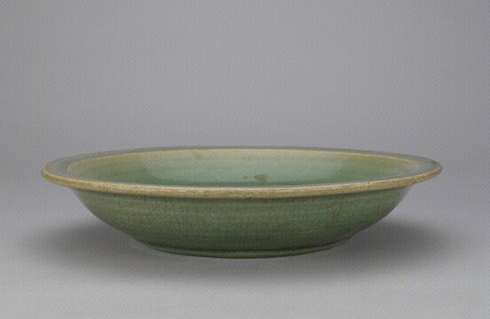 青釉刻牡丹纹折沿盘